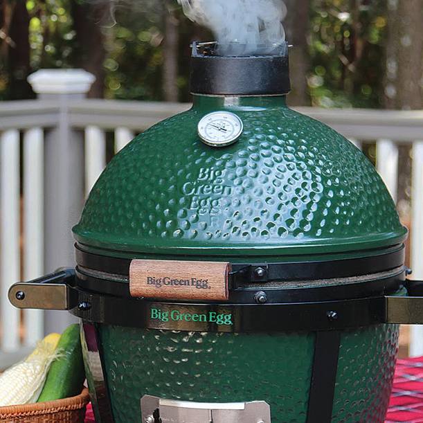Big Green Egg grill-ahi sobib ideaalselt nii liha kui pizza küpsetamiseks. Big Green Egg grill-ahi sobib ideaalselt nii liha kui pizza küpsetamiseks.