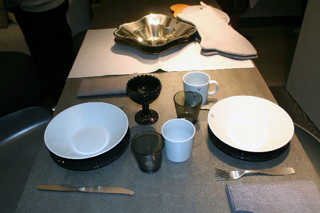 Iittala nõud, tekstiilid ZIZI, betoonivärvi värvitud töötasapind, Lakore Disain
