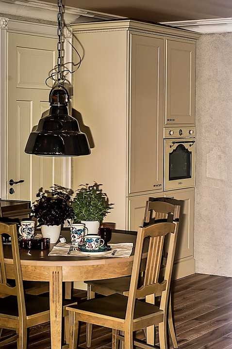 Valgusti Hektor Light, söögilaud ja toolid Skano Furniture, köögikapp Arens, lauanõud iittala