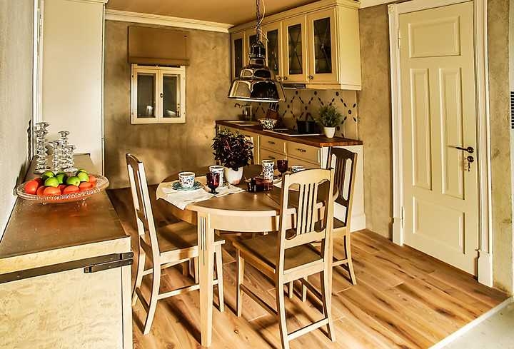 Köök: disain sisearhitekt Aet Piel, köögitootja Arens, söögilaud ja toolid Skano Furniture, tammepõrand Trimelex, laua kohal valgusti Hektor Light, lauanõud ja potid iittala/Fiskars, kardin Avaeksper