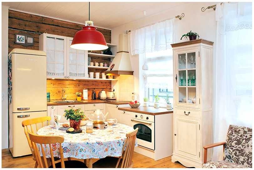 Köök on pärit Ahrensist, toolid Homeartist, laua kohal rippuv lamp Norr11-st. Paar tooli tahab Elis kevadel siniseks värvida. Puhastatud palgid köögiseinas on algupärased.