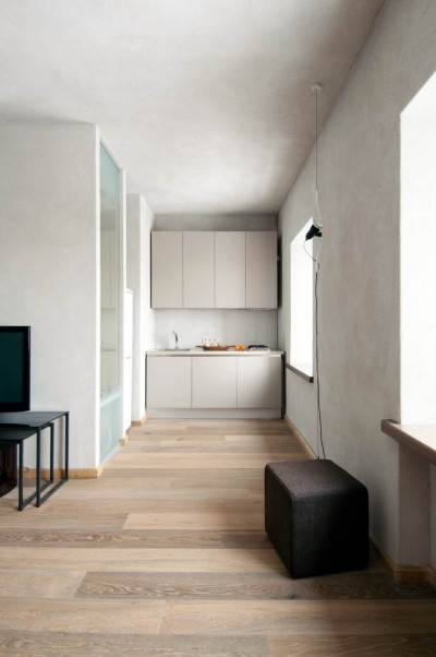 Pilt 6 -  Köögimööbli lihtne kompositsioon sulandub ilusti seintega kokku, mis on kaetud savikrohviga.