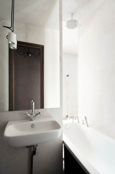 Pilt 7 - Kitsas klaassein laseb vannituppa loomulikku valgust ja annab pisikesele ruumile juurde avarust.