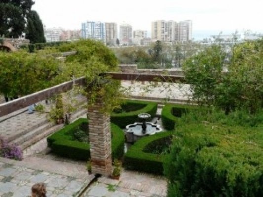 Alcazaba aed Malagas (juliantatlock.com). Kuivalembeste taimede tõttu levinud aed Hiapaanias ja ka hispaania stiilis aedades Mehhikos ja Kalifornias. - 1