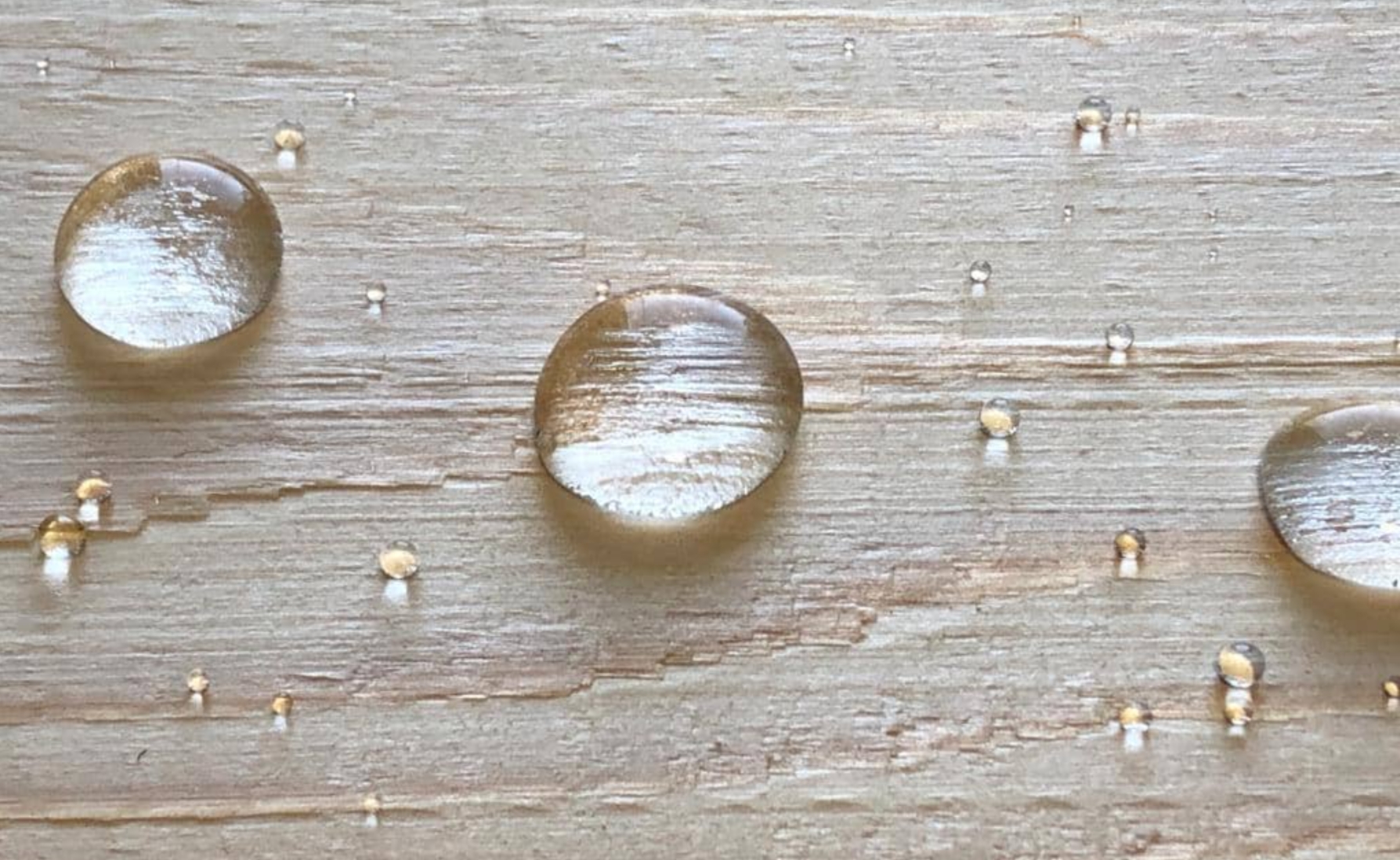 Nano Puit & Kivi Extra kaitsevahendiga töödeldud puitpind – vetthülgav ja kauakestev kaitse Nano Puit & Kivi Extra kaitsevahendiga töödeldud puitpind – vetthülgav ja kauakestev kaitse
