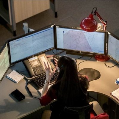 Päästetöötajatel on töökohal laual neli monitori. Fotograaf Tiit Blaat Päästetöötajatel on töökohal laual neli monitori. Fotograaf Tiit Blaat