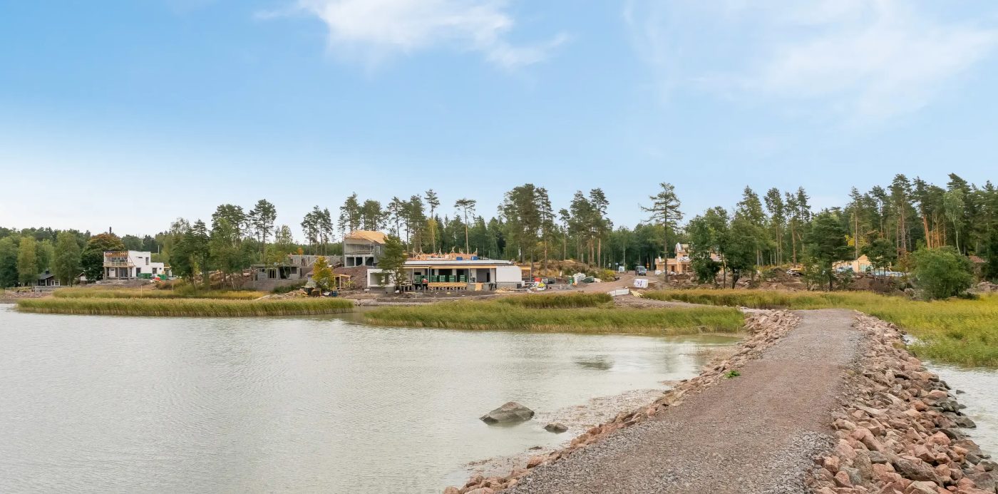 Uude mereäärsesse linna elamurajooni rajatakse kaasaegsed väikeelamud, ridaelamud, korterelamu ja ujuvelamute kvartal. Uude mereäärsesse linna elamurajooni rajatakse kaasaegsed väikeelamud, ridaelamud, korterelamu ja ujuvelamute kvartal.