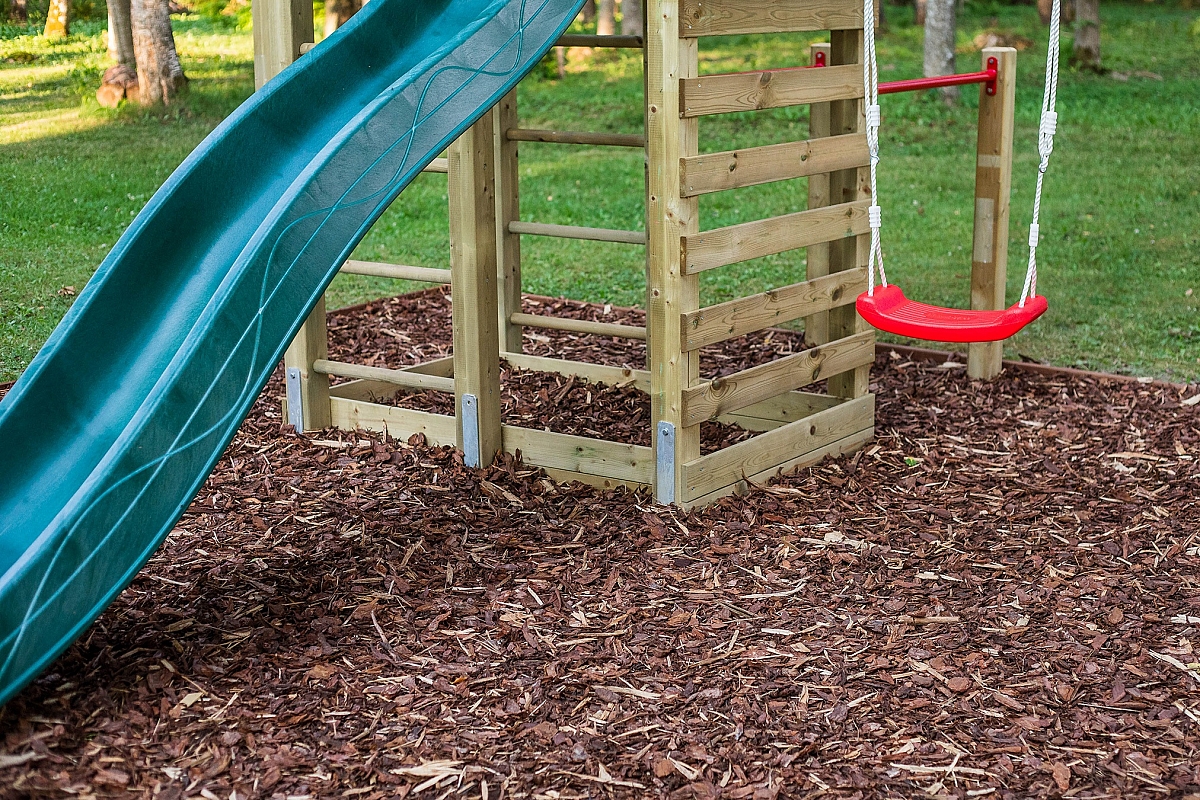 Jäme männikoor mänguväljakul 2