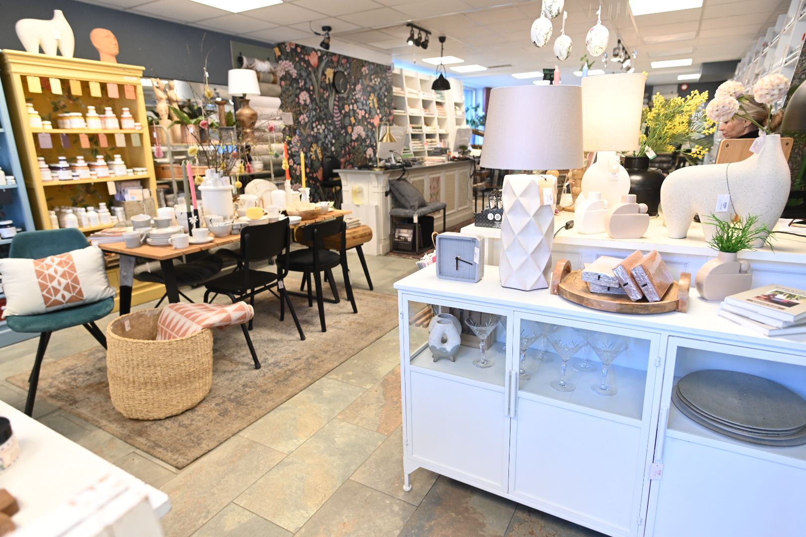 Sisustussalongis MUSTER on alati mitmekülgne ja ajatu valik