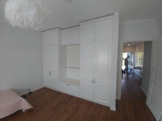 Pilt 16 - Klassikaliste käändustega kapp-garderoob magamistoas