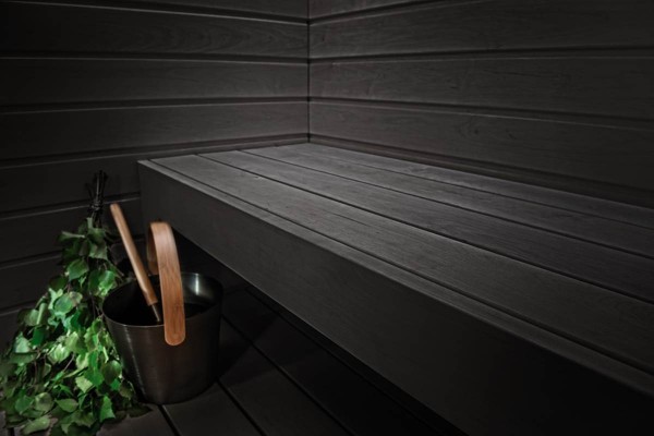 Pilt 5 - Musta värvi saunalava, millele annavad aktsenti teist tooni aksessuaarid.