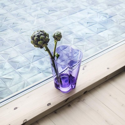 Iittala 2021. aasta värvid on ametüst ja tumehall Iittala 2021. aasta värvid on ametüst ja tumehall