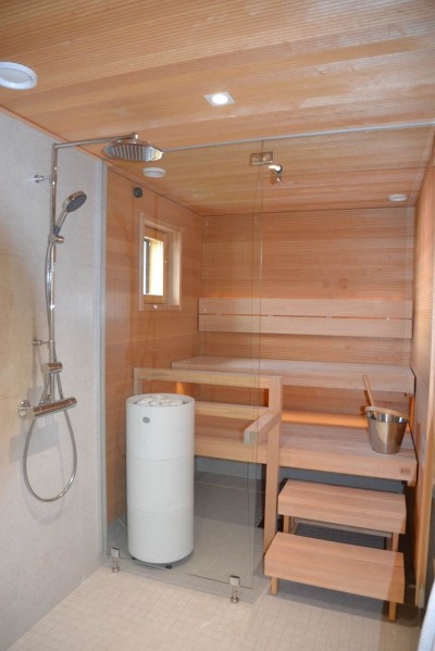 Sauna leiliruum on pesuruumist eraldatud klaasseinaga - 5