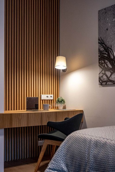 Poisi toa seina kaunistab puitribisein ja ribidega sulanduv mööbel - 5