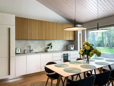 Minimalistlik ja kompaktne köögimööbel on Arensist. Köögikappide puidust käepidemed on sisekujundaja jooniste järgi teostatud eritöö. - 3