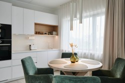 15 - DERBY kollektsiooni puhas ja elegantne disain viitab 50ndate ja 60ndate Skandinaavia stiilile. Pukk-tooli tugev struktuur on valmistatud saarepuust.