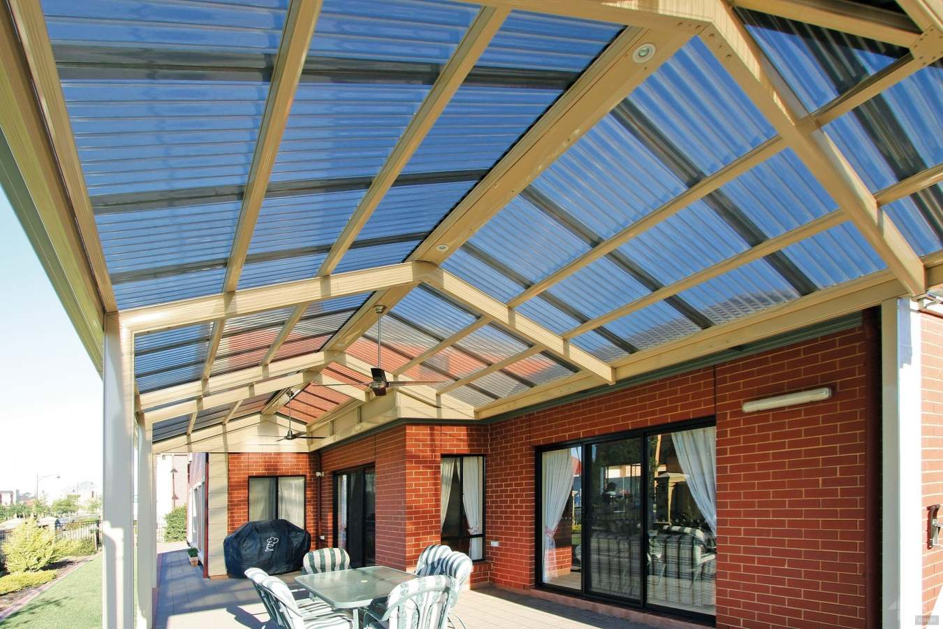 Läbipaistvus on moes – väga vastupidava laineprofiiliga katuse- ja seinalahendused