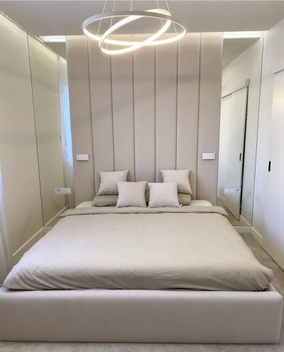 Polsterdatud paneelidest voodipeats. Peeglid ja heledad toonid muudavad väikese magamistoa visuaalselt avaramaks. - 4