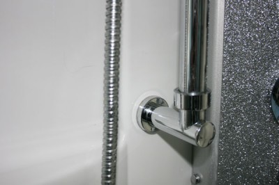 Nano katlakivieemaldiga puhastatud ja kaitsevahendiga hooldatud dušisegisti kroompind - 2