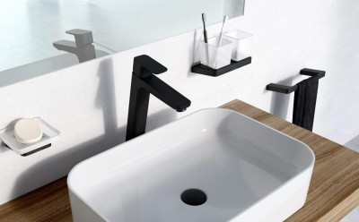 Vannitoatarvikute mattmusta pinna kontrast piimja klaasiga muudab vannitoa kaasaegseks ja ajatuks. - 2