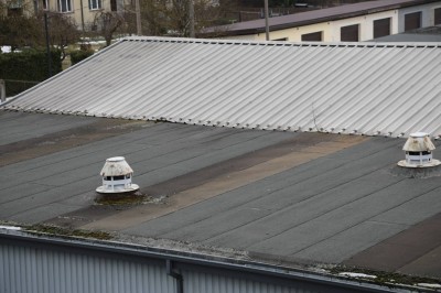 Ilmselt üheksakümnendatel erineval ajal uue bituumenrullmaterjalist hüdroisolatsioonikihi saanud katus on veel veetihe, kuid vananemistunnustega. Omanik planeerib katuse rekonstrueerimist. Foto: Alo Karu - 2