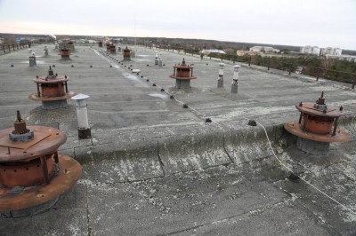 Üheksakümnendatel uue bituumenrullmaterjaliga kaetud katusel on hüdroisolatsiooni ressurss ammendunud. Katustarind ja kogu hoone vajab soojustamist. Antud hoonele on tellitud rekonstrueerimisprojekt, mis ilmselt lähiaastatel töösse läheb. Foto: Alo Karu - 1