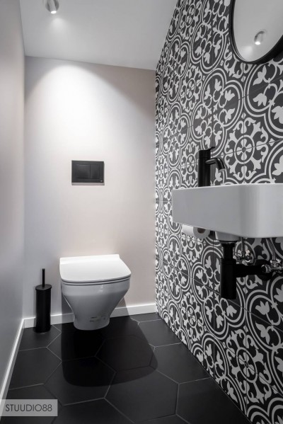 Väikse WC seinaplaadid on perenaise soovil lõunamaise klassikalise aktsendiga, aga muster ja mustad detailid seovad ruumi ilusti teiste pesuruumidega kokku.   - 14