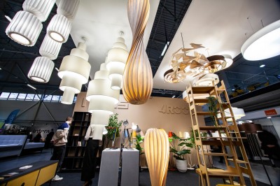 4Roomi ja Radise toodete väljapanek messil Interjöör 2023. Croissanti valgustid on pildil vasakul keskel (valged). - 11