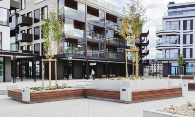 Eridisainiga pink-taimekonteinerid uues Kalaranna kvartalis Tallinnas - 1