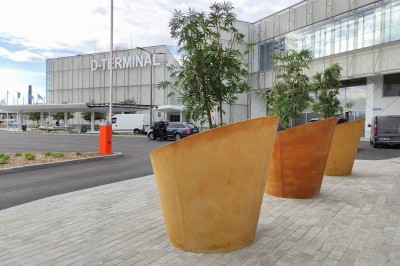 Eritööna valminud vaasid Tallinki D-terminalis. Vasekarva ehk patineeritud. Foto: @nordecon - 1