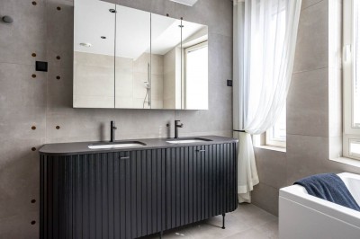 Vannituba. Efektne ja siduv element selle korteri puhul on must ribipaneel, mida lisati nii köögikapiustele, kontoriruumi kui vannituppa. - 2