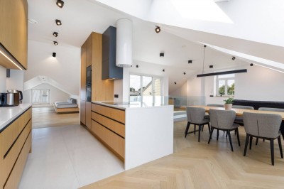 Minimalistlik avatud ruumiga katusekorter, heledad seinad ja selge joonega mööbel rõhutavad ruumi puhtust ja avarust,  naturaalse puidu kasutamine annab juurde soojust ja hubasust. - 2