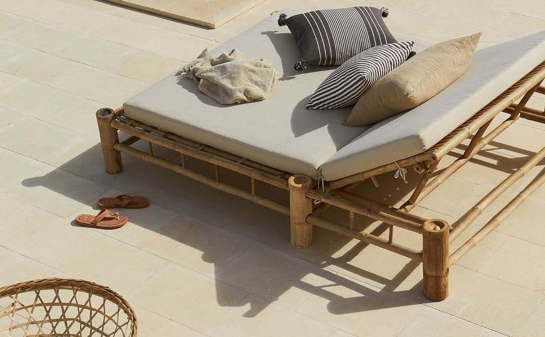 Vahemerehõngu koduterrassile: bambusmööbel, valged narmastega tekstiilid, helesinine keraamika jpm