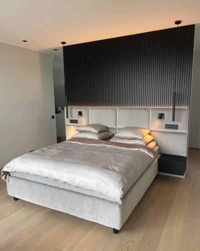Magamistoa lahendus, kus voodi peatsiosa pehmed paneelid on kombineeritud erinevate materjalidega. - 6