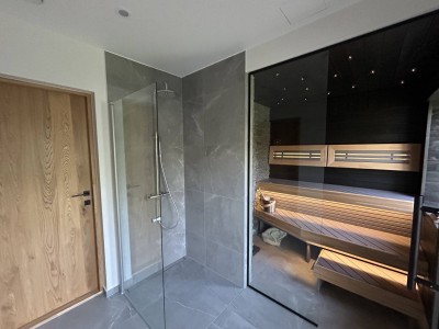 Sauna stiil läheb kokku teiste niiskete ruumide omaga, sujuv marmori üleminek puidule, mille lõpetab must aktsent leiliruumiseinal ja laes. - 2