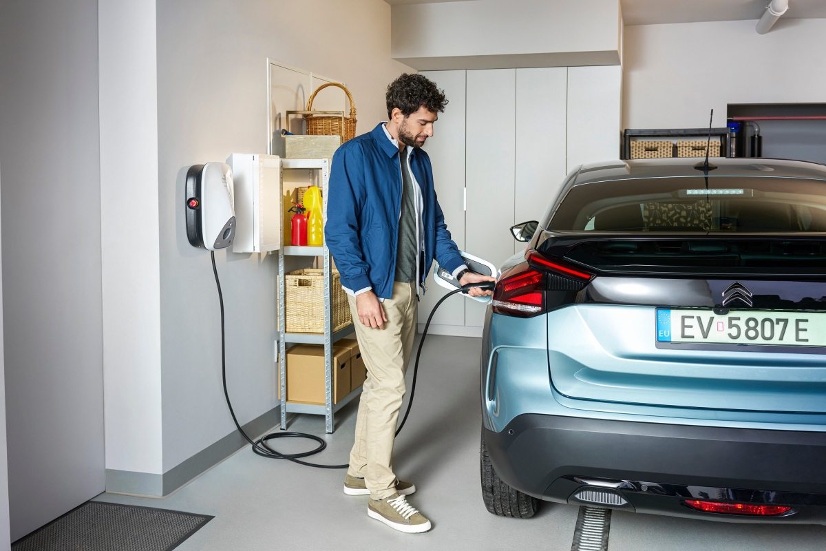 Spetsialist selgitab, mida teha, et elektroonika või auto laadimine ei põhjustaks tulekahju