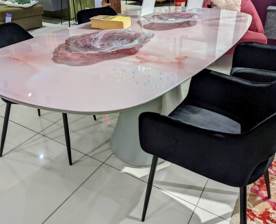 Mööblisalong Itaalias - ovaalne roosa marmorplaadiga söögilaud ja mustad sametised söögitoolid. Trendikas kumer disain. - 4