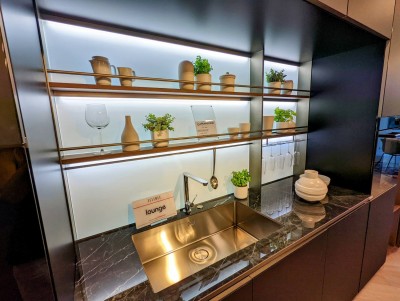 Köögimööbli salong  Itaalias- U kujuline töötsoon, marmor tööpind, taustavalgus, taimed, kuldne valamu + segisti - 2