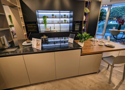Köögimööbli salong  Itaalias - marmor tööpind, naturaalne puit köögisaare üleminek söögilauaks, matt fassaad, taimed, meeleolu valgustus  - 4