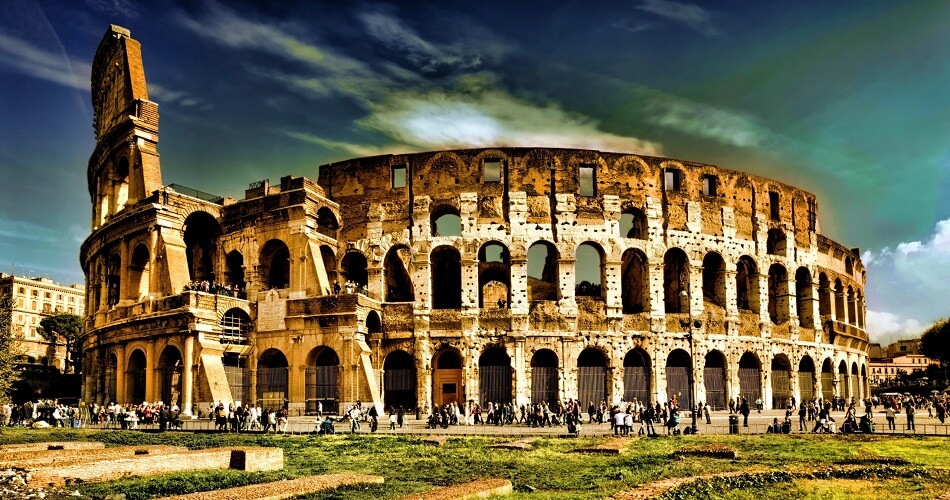 Colosseum on suurim amfiteater Roomas. Colosseum mahutab 50 000 pealtvaatajat. Sellega oli ta antiikajal maailma suuruselt kolmas staadion Circus Maximuse ja Konstantinoopoli hipodroomi järel ning suurim nendest, mis polnud mõeldud võiduajamisteks.