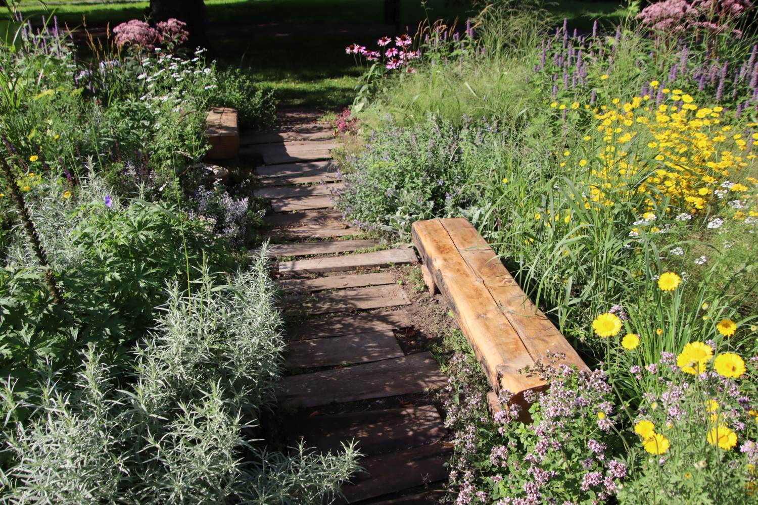 Inspiratsiooni koduaia rajamiseks: lopsakas ja pikalt õitsev lilleaas