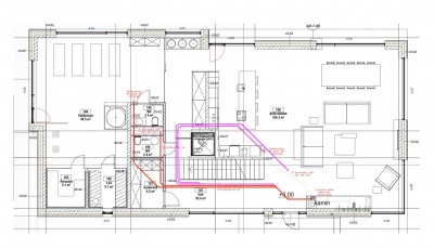 Joonis 2. Lilla joon tähistab eramaja 1. korruse plaanil lae alla karkassi sisse planeeritud kesktolmuimeja süsteemi torustikku.  - 2