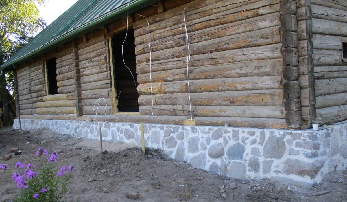 Vundamendi renoveerimise esimene oluline etapp on vundamendi paika tõstmine. Foto: Vana palkhoone renoveeritud vundament.