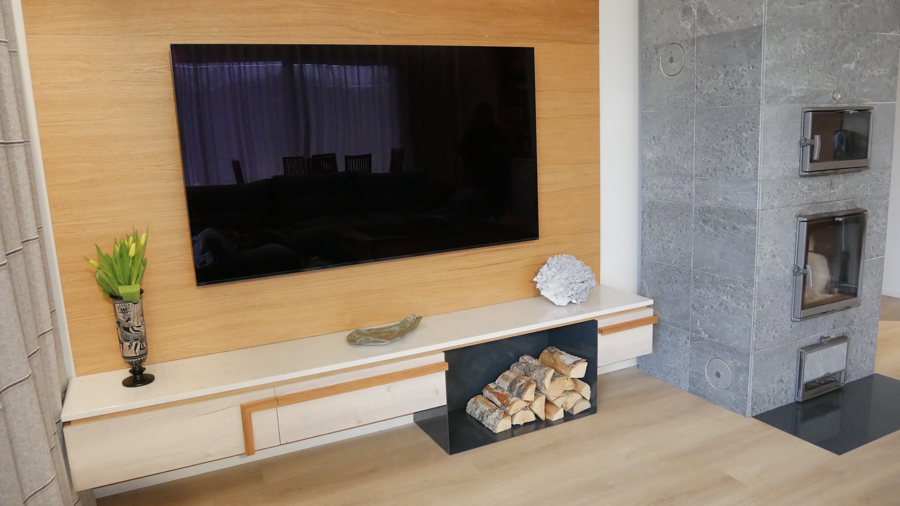 Minimalistlik metall-puitmööbel