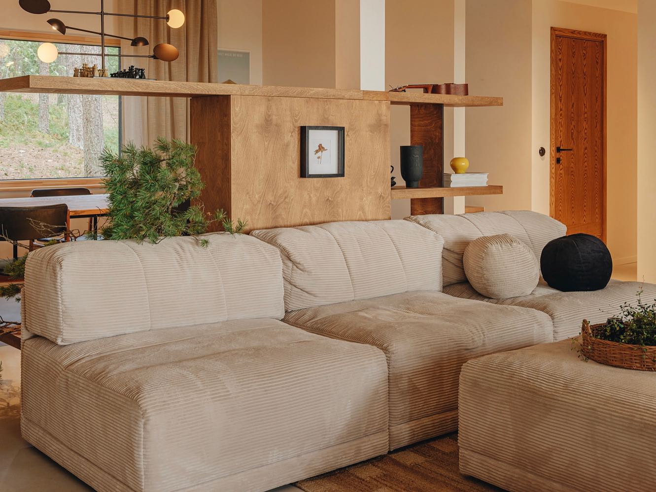 Hiljuti valminud beežikaramellitooni diivan Peipsi ääres – pehme, kutsuv ja soe, nagu puhkemaja ise. Teostus: Ra Sun