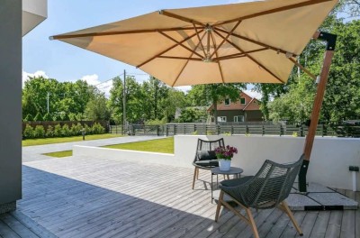 Terrassi uus lemmik: külgpostiga päikesevari, mis loob rohkem ruumi ja meeleolu