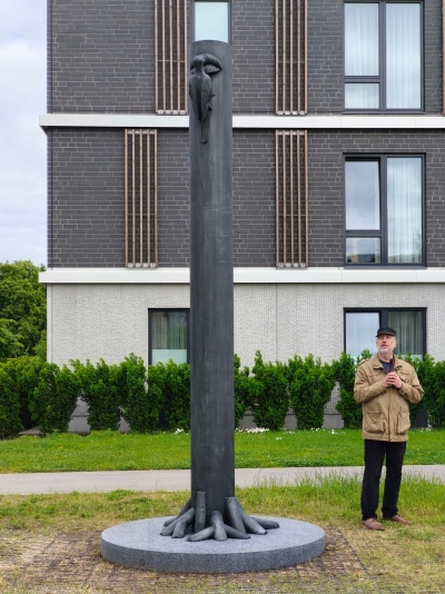Uus-Veerenni kvartalit ilmestab nüüdsest Heigo Jelle skulptuur „Puhas armastus“, mis seisab Pille 4/1 maja kõrval. Poolteist tonni kaaluv teos kutsub möödujaid hetkeks peatuma, mõtlema ja muigama, lisades linnaruumile karakterit ja mõttemängu. - 1