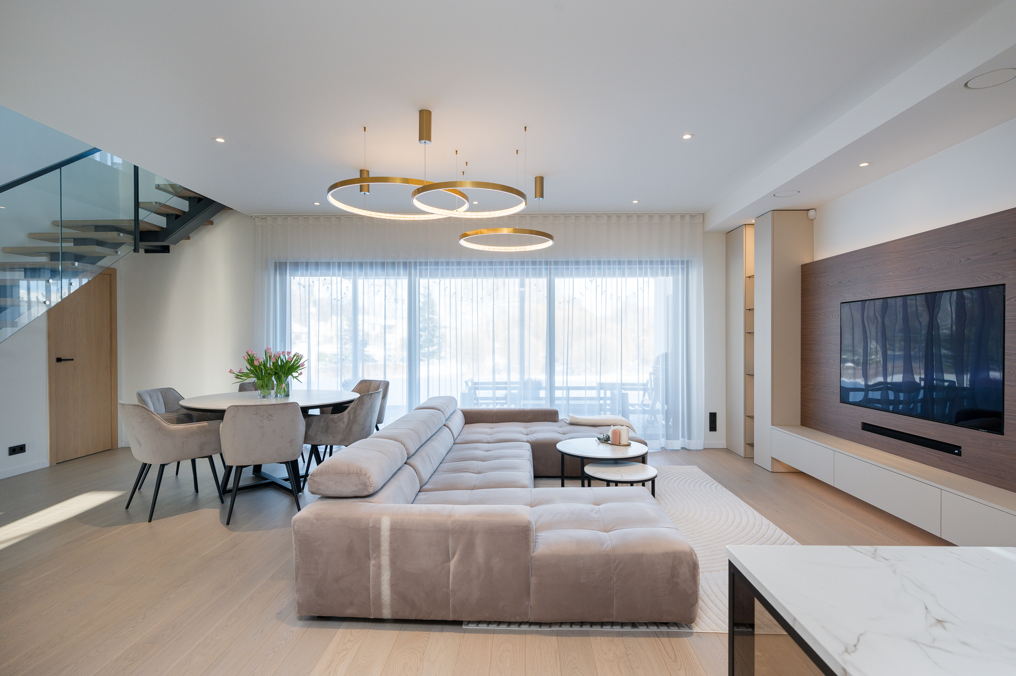 Hele, helge ja peenelt elegantne elutuba söögialaga. Kujundus: Ingrid Kuuli. Diivan: Treimann.ee. Eritellimusmööbel: DSK.ee.