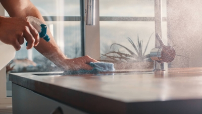 Unusta riiulitäis puhastusvahendieid – piisab vaid Nanomaxist