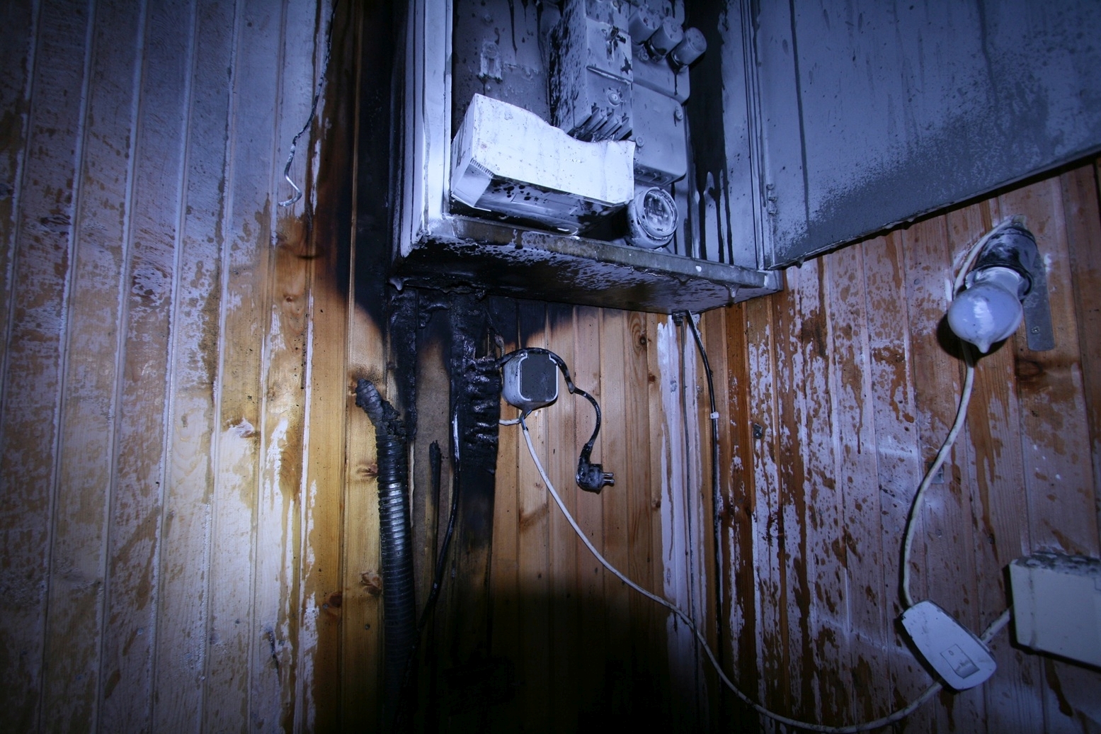 Vananenud või oskamatult ehitatud elektripaigaldis tähendab ohtu elule ja varale. Foto: Päästeamet